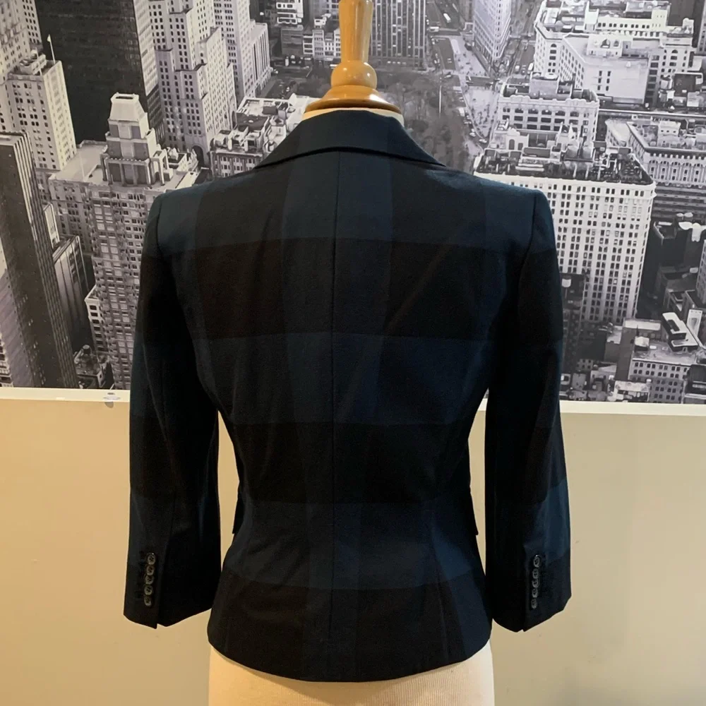 Elizabeth & James Navy/black Buffalo Plaid 3/4 sleeve crop blazer, Size 6 - Picture 3 of 10